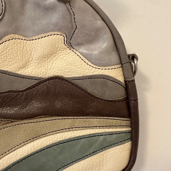 Grooves & Grain Handmade Leather Handbag with Mountain Design - Picture 2 of 7